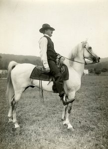 Homer Davenport cartunista em seu cavalo árabe, c.1905-12 (foto em prata gelatina) de Jessie Tarbox Beals