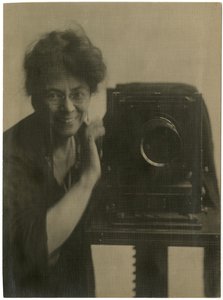 Jessie Tarbox Beals, auto-retrato com câmera, c.1918-20 (foto em prata gelatina) de Jessie Tarbox Beals
