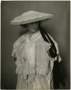 Jumble Bros ?, Lingerie hat and muff, c.1905-11 (foto em prata gelatina) de Jessie Tarbox Beals