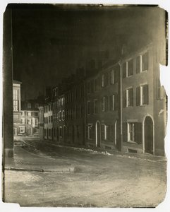 Olhando para a West Cedar Street onde termina e é atravessada pela Chestnut St, Boston, EUA, c.1902-10 (foto em prata gelatina) de Jessie Tarbox Beals