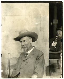 Homem com chapéu, medalha, c.1905-40 (foto gelatina prateada) de Jessie Tarbox Beals