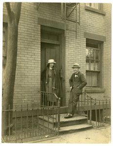 Sr. Llewelyn Powys, autor e sua esposa, c.1905-40 (foto em prata gelatina) de Jessie Tarbox Beals