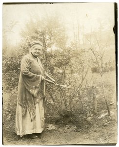Sra. Alzirc Hewitt Wade - 88 anos - no jardim em Ossining, NY, c.1905-28 (foto em prata gelatina) de Jessie Tarbox Beals