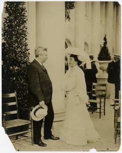 Sra. Norman Mack, Gov Odell, St Louis Exposition 1903 de Jessie Tarbox Beals