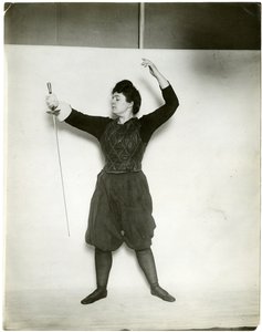 Modelo antigo, c.1905-18 (foto gelatina prateada) de Jessie Tarbox Beals