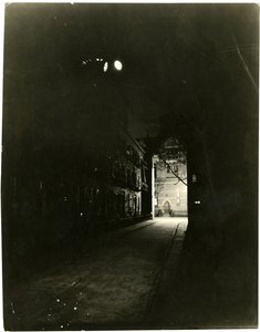 Patchin Place à noite, Greenwich Village, Nova York, EUA, c.1905-20 (foto em prata gelatina) de Jessie Tarbox Beals