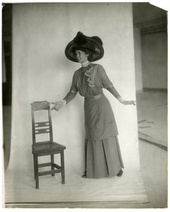 "Por favor, sente-se" Corrija o equilíbrio das pernas, braços e mãos, c.1905-18 (foto em prata gelatina) de Jessie Tarbox Beals