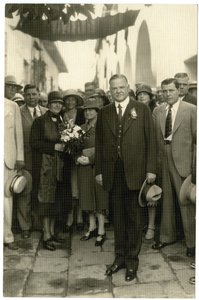 Presidente Hoover - Sra. Hoover segurando buquê, c.1928-32 de Jessie Tarbox Beals