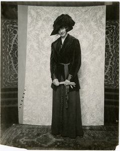 Fato de veludo vermelho com saia plissada acordeana, Arnold & Constable, c.1905-18 (foto gelatina prateada) de Jessie Tarbox Beals