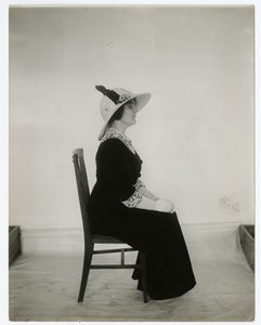 Maneira certa de sentar em uma cadeira, c.1905-18 (foto em prata gelatina) de Jessie Tarbox Beals