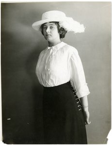 Blusa de seda e chapéu branco, McCreery "s, c.1905-18