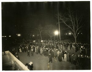 Suffrage Parade, Greenwich Village, Nova Iorque, EUA, c.1915-18 (foto em prata gelatina) de Jessie Tarbox Beals