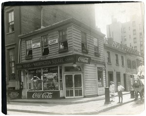 O Garret - antigo Garrett de Bruno - para o qual Lafayette out (!), Greenwich Village, Nova York, EUA, c.1917-18 (foto em prata gelatina) de Jessie Tarbox Beals