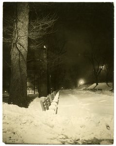 The Mall at night, Boston, Mass, USA, c.1902-10 (foto em prata gelatina) de Jessie Tarbox Beals