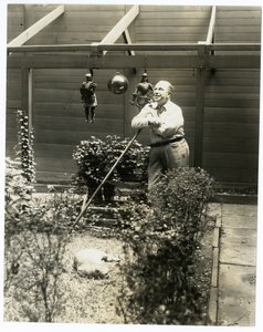 Tony Sarg no seu jardim de Jessie Tarbox Beals