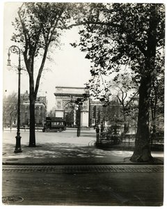 Washington Square North, Nova York, EUA, c.1905-40 (foto em prata gelatina) de Jessie Tarbox Beals