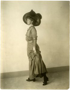 modelo em chapéu com penas, c.1905-18 (foto em prata gelatina) de Jessie Tarbox Beals