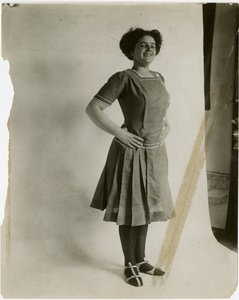 modelo com braços akimbo, c.1905-11