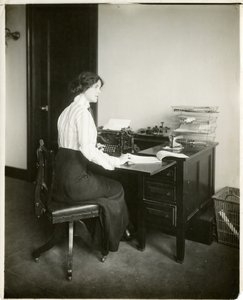 modelo com máquina de escrever, c.1905-18 (foto gelatina prateada) de Jessie Tarbox Beals