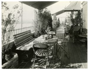 pátio com vista para o rio, c.1936-37 (foto gelatina prateada) de Jessie Tarbox Beals