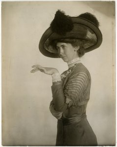 perfil de chapéu de penas, c.1905-18 (foto em prata gelatina)