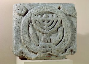 Relevo representando uma menorá, de Umm Qeis (Gadara Antiga) Jordânia (basalto) de Jewish School