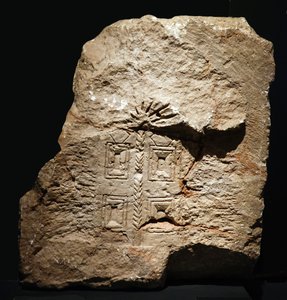 Santuário da Torá em relevo de Khirbet es-Samara, Samaria, século IV d.C. (pedra) de Jewish School