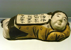 Almofada cerâmica, em forma de criança, com um poema que evoca uma paisagem noturna, de Cizhou, Dinastia Jin (1115-1234), Museu Nacional de Xangai. Fotografia, Leonard de Selva, China, 2006. de Jin Dynasty Chinese School
