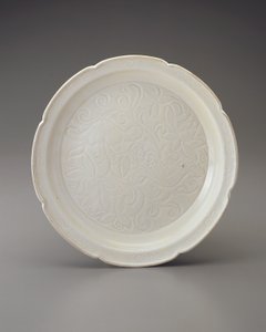 Prato com borda foliada e decoração esculpida, província de Hebei (cerâmica)
