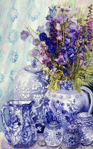 Delphiniums com Antique Blue Pots, 2000, (cor de água) de Joan Thewsey