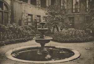 Árvore e fonte antigas de amoreira no jardim de Drapers Hall, c1935.