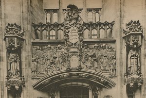 Escultura em pedra sob a brasão de Middlesex no Guildhall, Westminster, c1935.