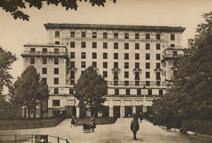 Massa montanhosa de alvenaria no local mais valioso do extremo oeste, c1935.