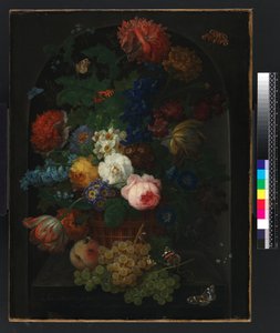 Um cesto de flores com frutas