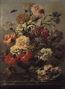 Cravos e cravos com rosas numa tigela de vidro