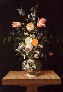 Vaso com relevo e flores sobre uma mesa de mármore