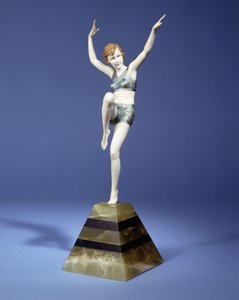 Beach Dancer, c.1935 (ronze e marfim, pátina pintada a frio, base de ônix verde e preta)