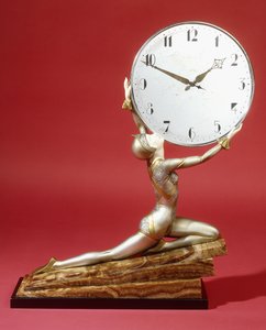 Menina ajoelhada com um relógio (bronze e marfim, relógio de metal cromado, base de mármore estriada marrom)