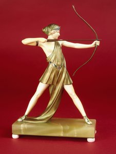 O Arqueiro (estatueta de bronze e marfim, base de ônix verde sobre pés de marfim)