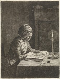 Sala escura com mulher de leitura