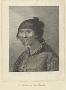 Uma mulher de Oonalashka. Desenho da natureza por J. Webber, e gravado por Jean-Marie Delatre. Desenho da cabeça e ombros de uma mulher com três quartos à esquerda. Ela está a usar um casaco de pele de foca, com as costuras das quais penduram missangas pen