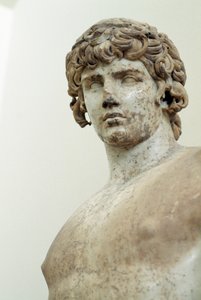 Antinous, estátua em mármore Pariano, do templo de Apolo em Delfos, Grécia, civilização romana, século II d.C., detalhe