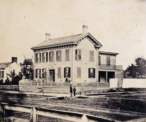 Abraham Lincoln posando diante de sua casa em Springfield, Massachusetts, c.1860s-1870 (impressão de albume)