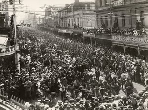 O 12º Batalhão, AIF, marchando pela cidade antes de embarcar para serviço no exterior, Hobart, Tasmânia, 14 de outubro de 1914 de John Beattie