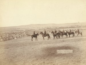 Gen. Miles e pessoal vendo o maior campo de índios hostis dos EUA, perto de Pine Ridge de John C. H. Grabill
