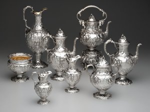 Chaleira de água no suporte, cafeteira, pote de chocolate, tigela de lixo, açucareiro, jarro de leite, jarro de creme e ewers, c.1851 (prata e marfim) de John Chandler Moore