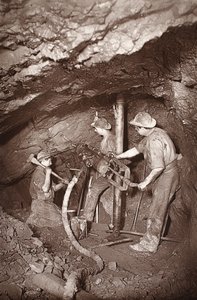 Uma extremidade de perfuração de rocha, mina East Pool, ilustração de "Mongst mines and miners, ou Underground Scenes by Flash-Light" de J.C. Burrows e William Thomas, pub. 1893 (foto sépia)