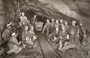 "Croust time", mina East Pool, ilustração de "Mongst mines and miners, ou Underground Scenes by Flash-Light" de J.C. Burrows e William Thomas, pub. 1893 (foto sépia) de John Charles Burrow