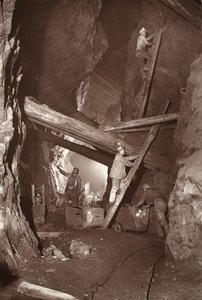 The 180 at East Pool mine, ilustração de "Mongst mines and miners, or Underground Scenes by Flash-Light" de J.C. Burrows e William Thomas, pub. 1893 (foto sépia)