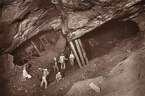 A estrada de bonde 70, mina East Pool, ilustração de "Mongst mines and miners, ou Underground Scenes by Flash-Light" de J.C. Burrows e William Thomas, pub. 1893 (foto sépia)